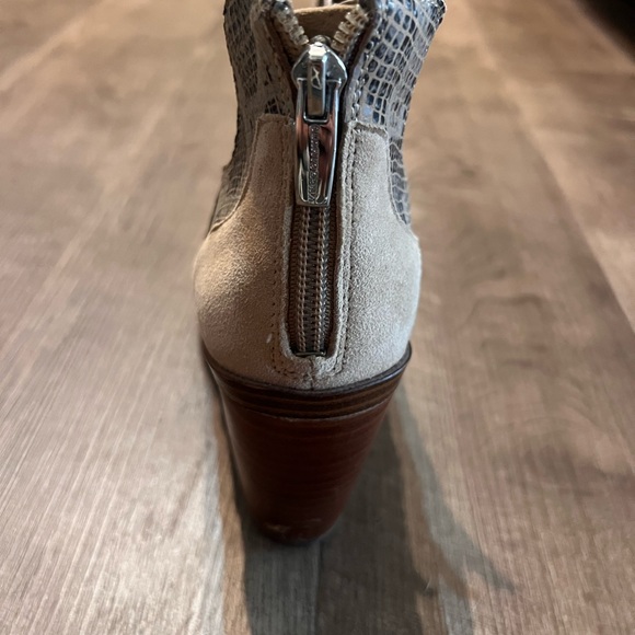 Vince Camuto Bootie Sz 7 - Picture 9 of 13